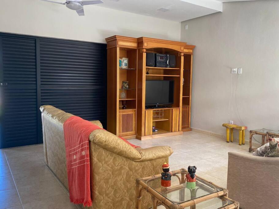 Casa Dentro Cond. Tenorio A 50mts Pe Areia, Terrea, Ar Cond Split, Area Gourmet, Cervejeira Casa de férias Ubatuba